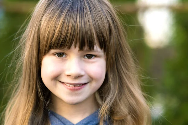Portret Ładnej Dziewczynki Siwymi Oczami Długimi Jasnymi Włosami Uśmiechniętymi Świeżym — Zdjęcie stockowe