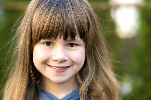 Porträt Eines Hübschen Mädchens Mit Grauen Augen Und Langen Blonden — Stockfoto