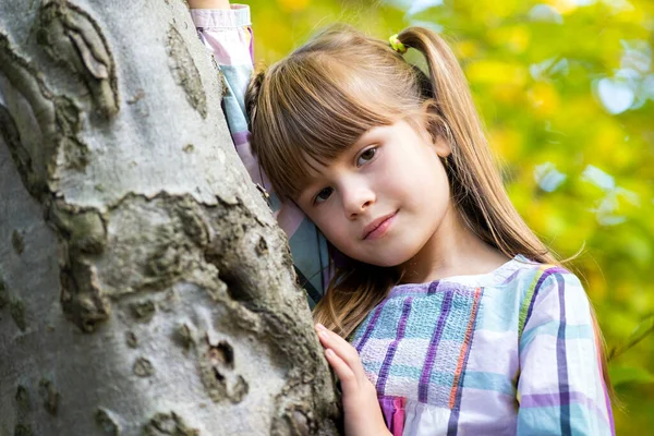 Retrato Menina Bonita Inclinando Para Tronco Árvore Parque Outono Relaxante — Fotografia de Stock