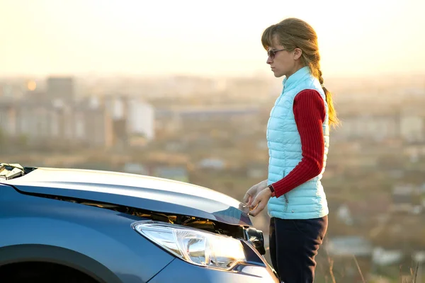 Mujer Joven Abriendo Capó Coche Averiado Que Tiene Problemas Con — Foto de Stock