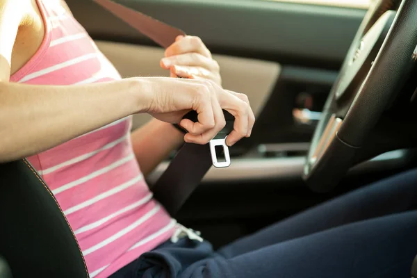 Feche Cinto Segurança Mão Mulher Enquanto Estiver Sentada Dentro Carro — Fotografia de Stock