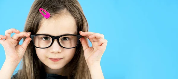 Tutup Potret Seorang Gadis Sekolah Anak Lucu Mengenakan Kacamata Bergambar — Stok Foto