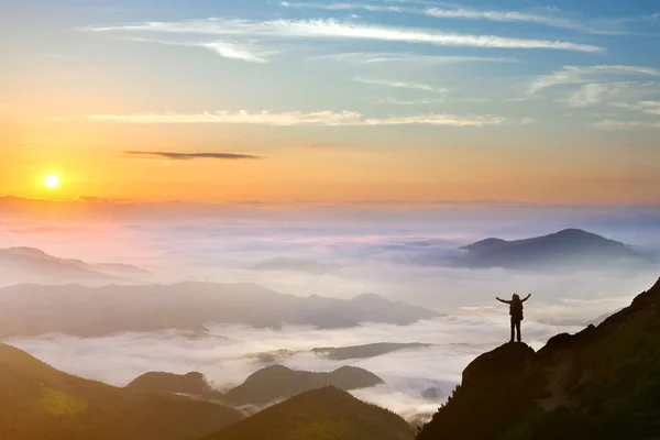 Malá Silueta Turisty Muže Těší Krásný Východ Slunce Ranních Horách — Stock fotografie