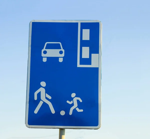Segnaletica Stradale Scudo Rettangolare Blu Con Figure Umane Auto Parcheggio — Foto Stock