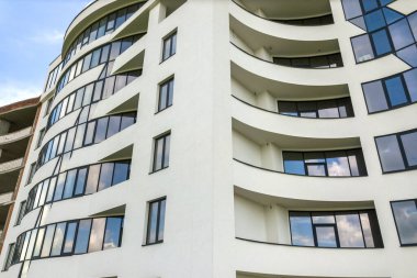 Yeni apartman cephesinde çok pencere var.