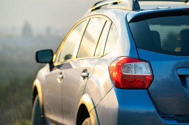 Otomobille seyahat, vahşi yaşam macerası, keşif gezisi ya da bir SUV otomobili ile aşırı seyahat. Gün batımında mavi arazi aracının ayrıntıları, gün doğumunda Offroad 4x4 aracı sahada..