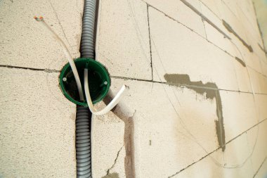 Yeni elektrik tesisatı, plastik kutu ve elektrik kablosu duvardaki prizler için, yenileme konsepti.