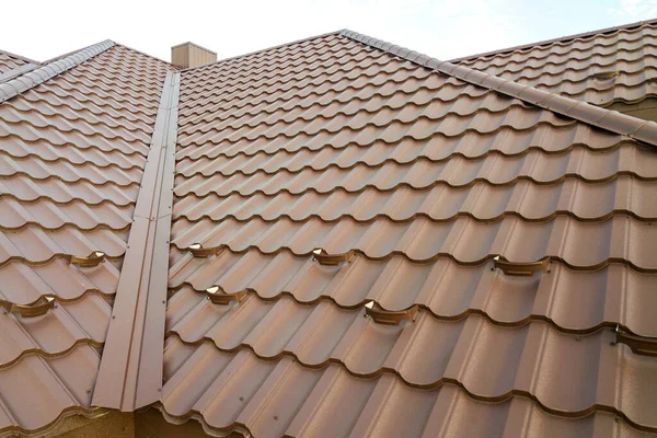 茶色の金属タイルシートで覆われた家の屋根表面の詳細 — ストック写真