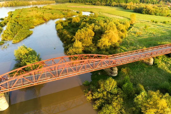 Luftaufnahme Einer Schmalen Straßenbrücke Die Sich Über Einen Schlammigen Breiten — Stockfoto