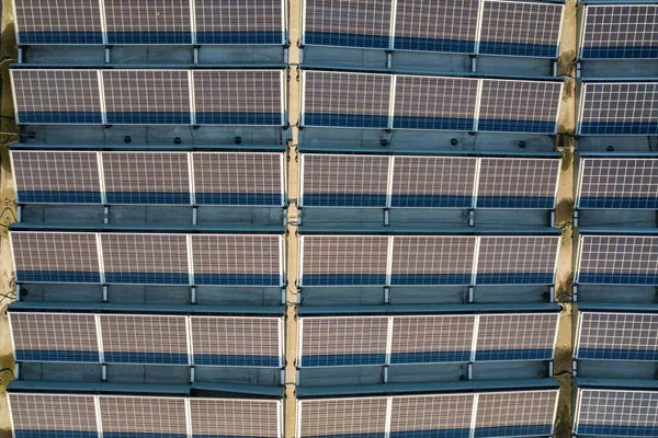 Аерофотозйомка Багатьох Фотоелектричних Сонячних Панелей Змонтованих Промисловому Будівельному Даху — стокове фото