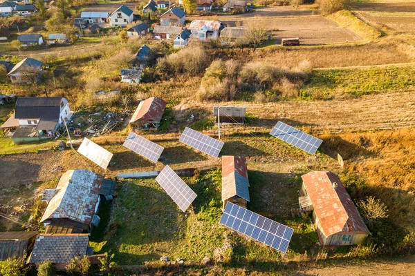 Yeşil Kırsal Alandaki Güneş Enerjili Voltaik Panellerin Yukarıdan Aşağıya Görüntüsü — Stok fotoğraf