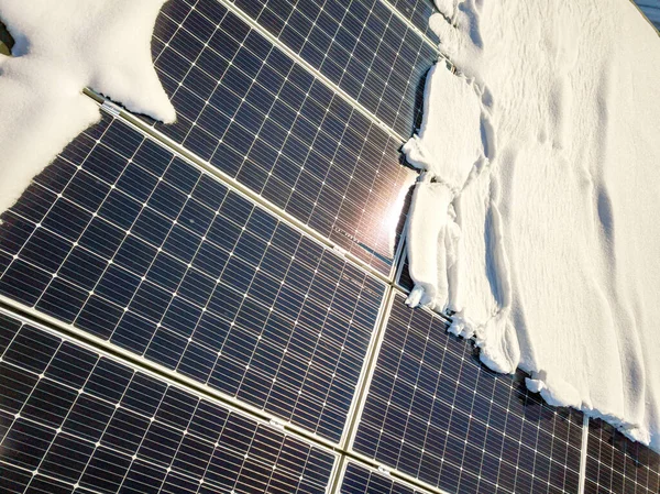 Sluiten Oppervlak Van Een Huis Dak Bedekt Met Zonnepanelen Winter — Stockfoto