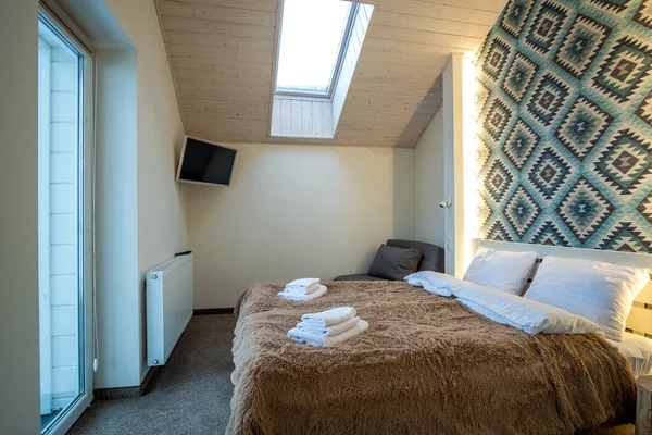 Interior Amplio Dormitorio Hotel Ático Con Ropa Cama Fresca Una — Foto de Stock