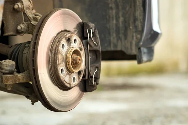 在更换新轮胎的过程中 用制动器夹紧车辆的制动盘进行修理 修车厂汽车制动器修理 — 图库照片