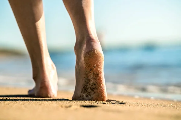 Close Pés Mulher Andando Descalços Areia Deixando Pegadas Praia Dourada — Fotografia de Stock