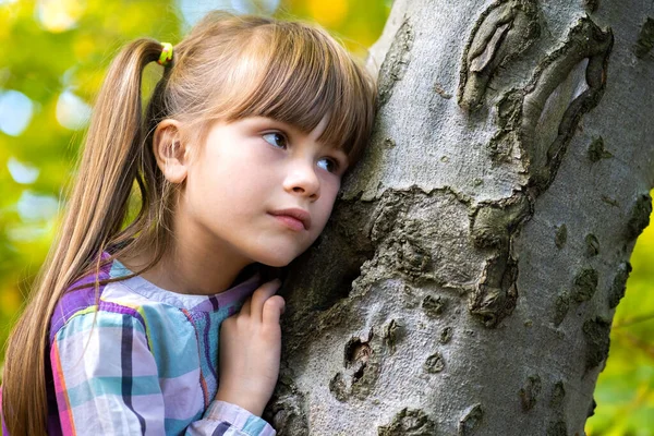 Retrato Menina Bonita Inclinando Para Tronco Árvore Parque Outono Relaxante — Fotografia de Stock