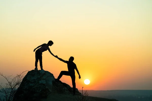 Man Woman Hikers Helping Each Other Climb Big Stone Sunset — Stock Photo, Image