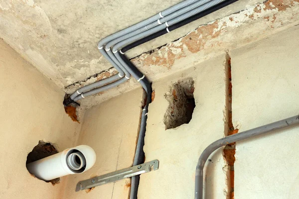 Tavana Duvara Inşa Halindeki Bir Odanın Elektrik Kabloları Yerleştirildi — Stok fotoğraf