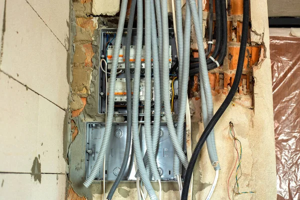 Kable Elektryczne Umieszczone Ochronnej Fali Montowane Suficie Ścianie Pomieszczeniu Trakcie — Zdjęcie stockowe