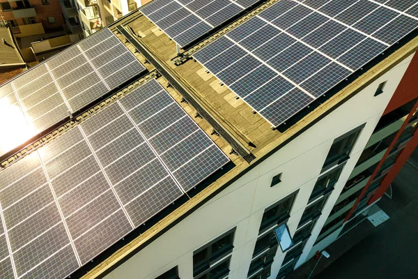 Luftaufnahme Von Photovoltaik Sonnenkollektoren Auf Dem Dach Eines Wohnblocks Zur lizenzfreie Stockfotos