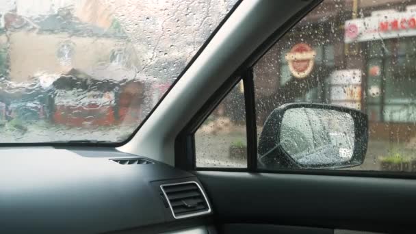 Dikiz Aynasına Yakın Yağmur Damlaları Arabanın Camına Düşüyor — Stok video