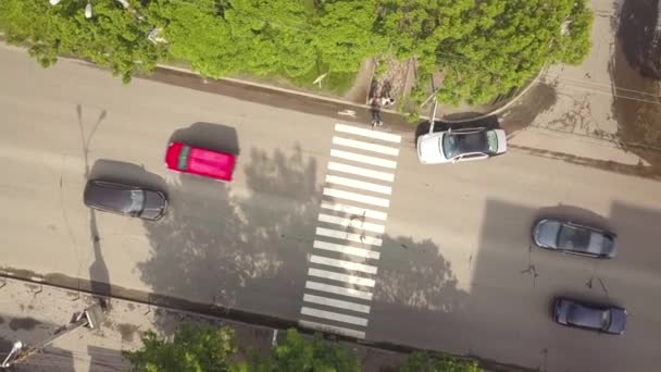 歩行者を横断する車やゼブラクロスウォークと街の空中上からの眺め — ストック動画