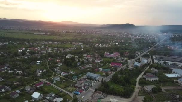 Αεροφωτογραφία Της Πόλης Nadvirna Διάσπαρτα Μικρά Σπίτια Καταπράσινους Λόφους Και — Αρχείο Βίντεο