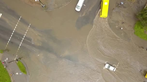 Vista Aérea Los Coches Tráfico Que Conducen Por Carretera Inundada — Vídeos de Stock