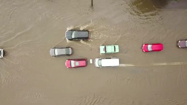 雨水で浸水した道路を走行する交通車の空中ビュー — ストック動画