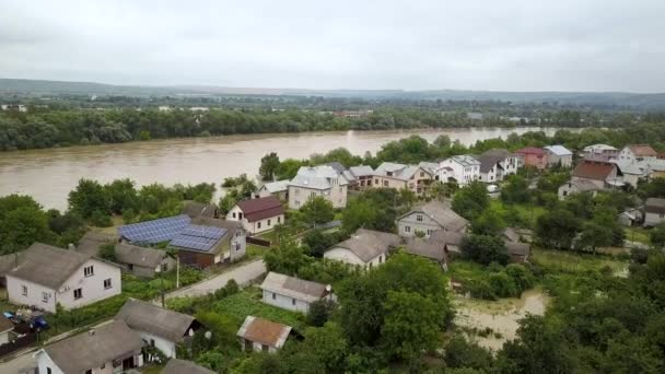 ハリッチ町 ウクライナ西部のDnister川の汚れた水で浸水した家の空中ビュー — ストック動画