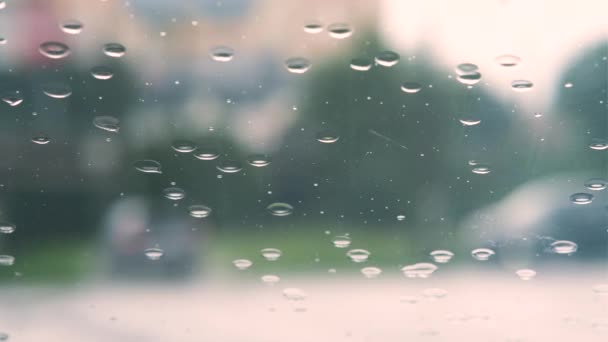 Sluiten Van Druppels Regenwater Vallen Autoruiten Glas Ruitenwissers Wassen Uit — Stockvideo