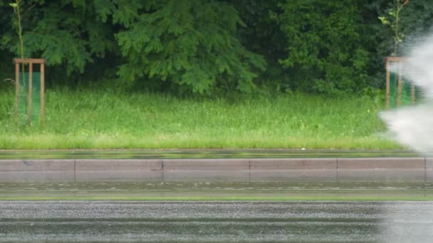 Carros Dirigindo Rápido Deixando Respingos Pulverização Estrada Inundada Com Água — Vídeo de Stock