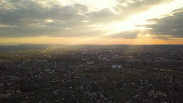 Letecký Pohled Venkovskou Oblast Městě Obytnými Domy Při Západu Slunce — Stock video