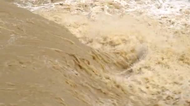 Vuil Water Van Modderige Rivier Tijdens Overstromingen Tijdens Hevige Regenval — Stockvideo