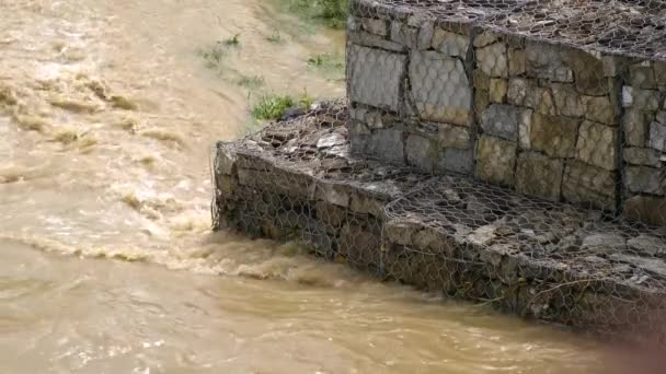 Getijdenerosie Overstromingsbeveiliging Gemaakt Van Kasseien Metalen Net Versterking Van Oevers — Stockvideo