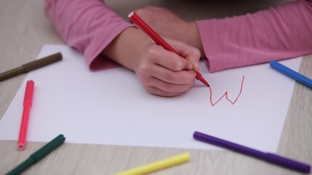 Jolie Enfant Fille Écrit Sur Morceau Papier Sur Sol Dans — Video