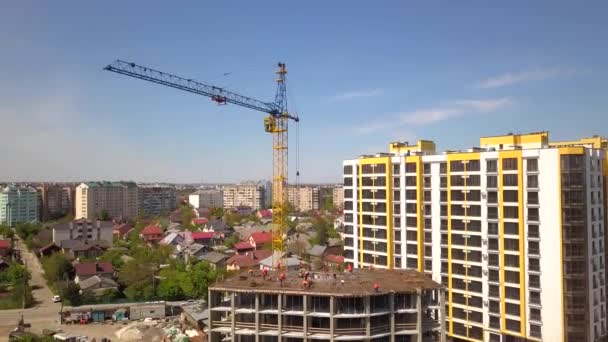 新住宅建筑建筑工地的高工业塔式起重机 — 图库视频影像