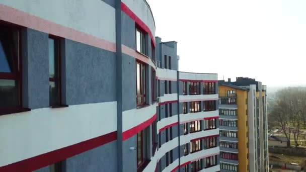 新しい住宅ビルの空中ドローンビデオ — ストック動画