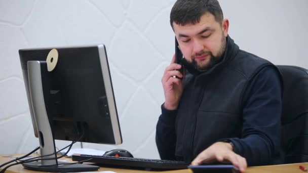 Joven Trabajador Oficina Barbudo Que Trabaja Detrás Del Escritorio Computadora — Vídeos de Stock