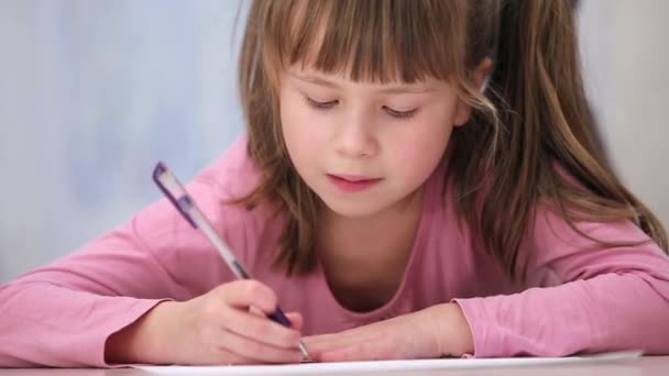 Ένα Όμορφο Κορίτσι Γράφει Ένα Κομμάτι Χαρτί Στο Πάτωμα Ένα — Αρχείο Βίντεο