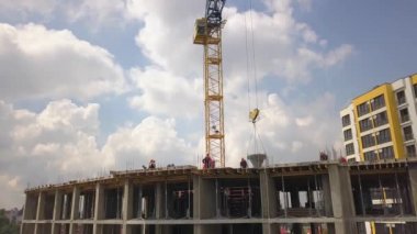 Yeni beton konut inşaatında çalışan inşaat işçileri.