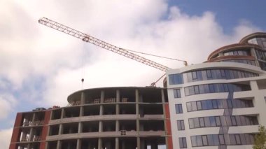 Yeni yerleşim yerinin şantiyesinde yüksek endüstri kulesi vinci.