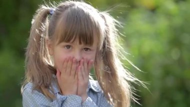 Güzel gülümseyen küçük bir kızın yakın portresi..