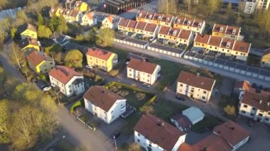 Konut evleri olan banliyö bölgesinin havadan görünüşü.