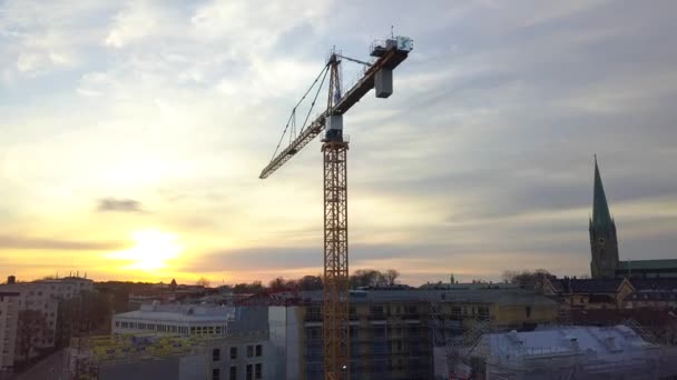 Flygfoto Över Byggarbetsplatsen För Nya Bostadshus Wint Torn Kran — Stockvideo