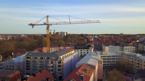 Flygfoto Över Byggarbetsplatsen För Nya Bostadshus Wint Torn Kran — Stockvideo