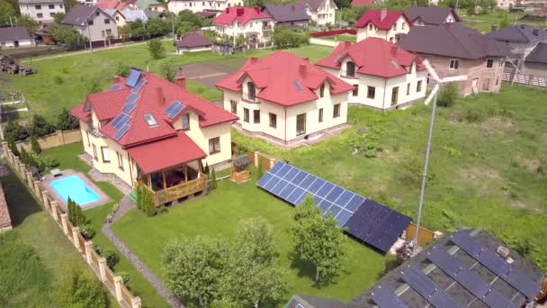Αεροφωτογραφία Οικιστικής Ιδιωτικής Κατοικίας Ηλιακούς Συλλέκτες Στην Οροφή Και Ανεμογεννήτρια — Αρχείο Βίντεο