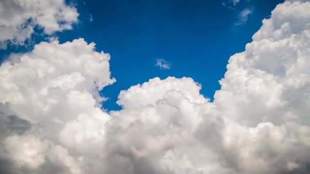 Timelapse de nuages blancs gonflés devenant orageux noir avant de fortes pluies.