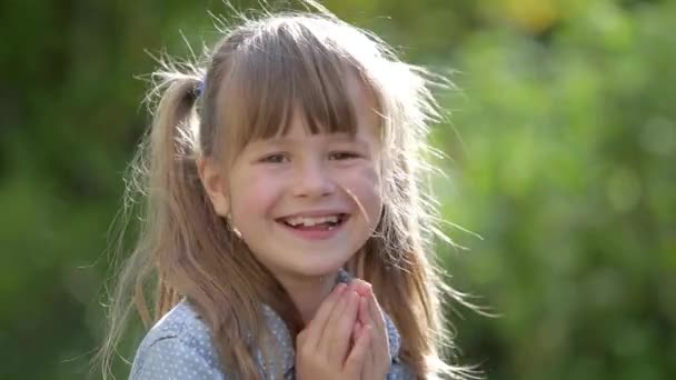 Nahaufnahme Porträt Eines Hübschen Lächelnden Kleinen Mädchens — Stockvideo