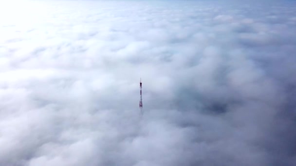 Luftaufnahme Einer Hohen Radioantenne Über Wolken — Stockvideo